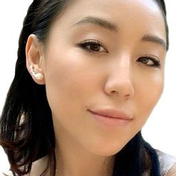 Mimi Shou 飾演 Self