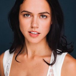 Nina Kiri 飾演 Evy Babic