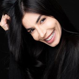 Sarah Guendouz 飾演 Nacera