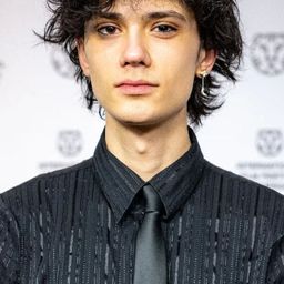 Diron Sterk - 大城小鮮肉演員 飾演Filmschool Editor