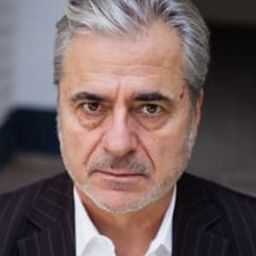 Martin Umbach 飾演 Psychiatrist