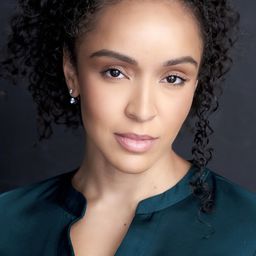 Walnette Marie Santiago 飾演 Holly Ruiz