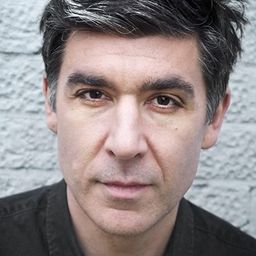 James Lance 飾演 Harry