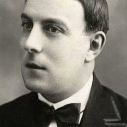 Ricardo Calvo 飾演 El Obispo