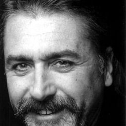 Andrea Coppola 飾演 Catherine's Uncle