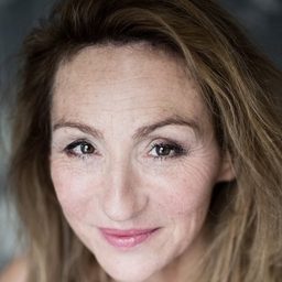 Marie-Armelle Deguy 飾演 La propriétaire