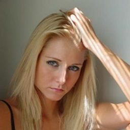 Dena Kollar 飾演 Rikki