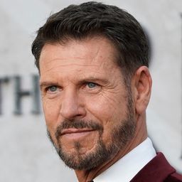 洛伊德·歐文 飾演 Vic