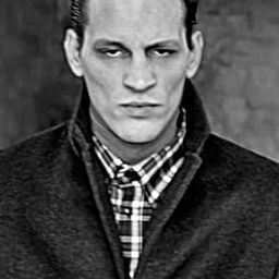 詹姆斯迪諾 飾演 Karl le skin