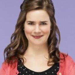 Zoe Jarman 飾演 Mae Zalinski