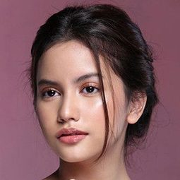 Jessica Shaina 飾演 Dona