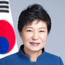 朴槿惠 - 逆權記者七年抗戰演員 飾演Self (archive footage)