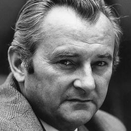 Jiří Sovák 飾演 Karel