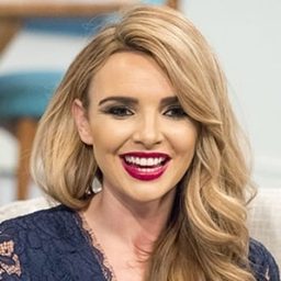 Nadine Coyle 飾演 Air Hostess