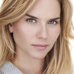 Nicola Breytenbach 飾演 Claudia