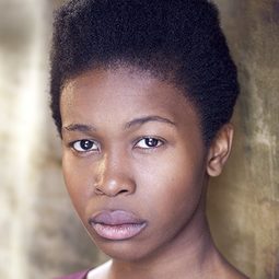 Gloria Obianyo 飾演 Elektra