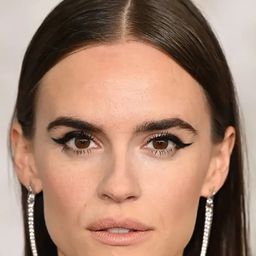 Ema Horvath 飾演 Shelly / Pinup