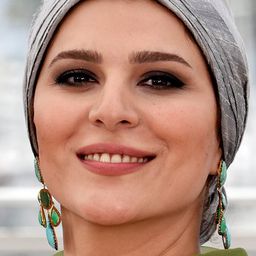 Sahar Dolatshahi 飾演 