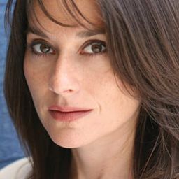 Mia Drake Inderbitzin 飾演 Adele