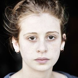 Yara Pilartz 飾演 Clémentine