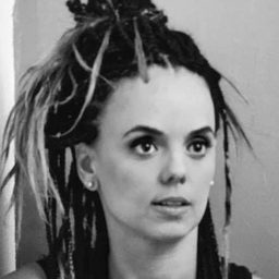 Aline Guimarães 飾演 Sandra