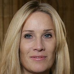 Sarah Churchwell 飾演 Self