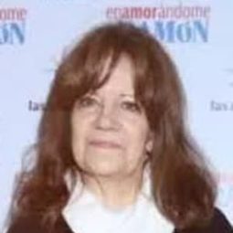 María Alicia Delgado - 救蛋奇兵演員 飾演Abuelita (voice)