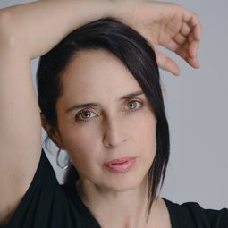 Irán Castillo 飾演 Elena
