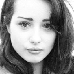 Amberley Gridley 飾演 Lucy