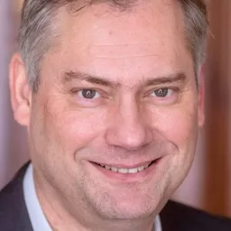 Jonathan Sawdon 飾演 Le passager anglais désagréable