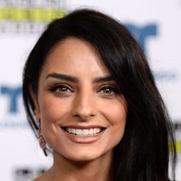 艾斯琳·德貝茲 - Heaven In Your Eyes演員 飾演Abril Lorenzana