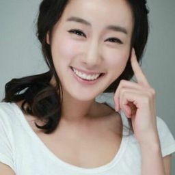 Kim Yoon-ji 飾演 Dermatologist
