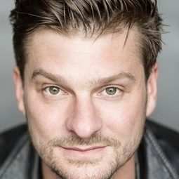 Matthi Faust 飾演 Erwin/Martin