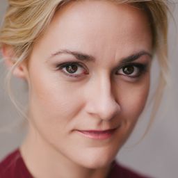 Julia Billington 飾演 Patrol Officer Madge