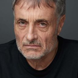 Salvador Serrano 飾演 Médico