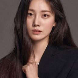 韓材利 飾演 Hwa-young