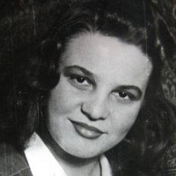 Elena Sereda 飾演 Mama Ecaterinei