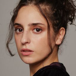 Alicia Armenteros - 紅聖女演員 飾演Socialist Party Young Woman