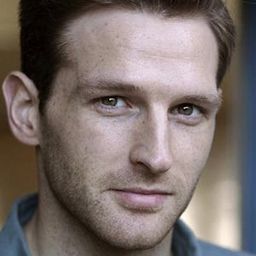 Alex Hammond 飾演 Richard