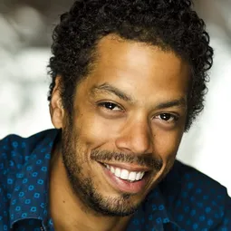 Manuel Rodriguez-Saenz 飾演 Nova