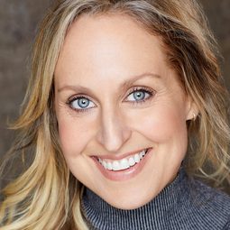 Annie Sertich 飾演 Brooke