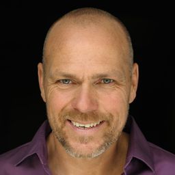 Markus Hoffmann 飾演 Stewart