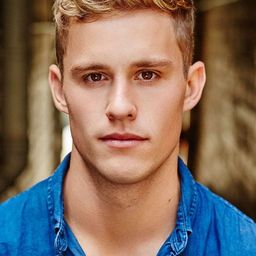 Scott Lee 飾演 Luke