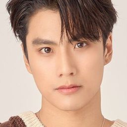 Pawat Chittsawangdee 飾演 Dong