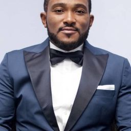 布魯森·查克吳吉克吳 飾演 Lanre Shagaya