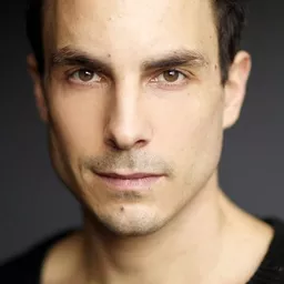 Marc Arnaud 飾演 Patrick, the father (voice)