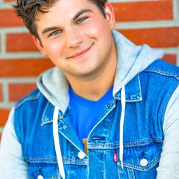 Alex J. Joseph 飾演 