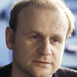 Oliver Stokowski 飾演 Dealer