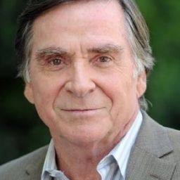 埃馬·魏珀 飾演 Vater Becker