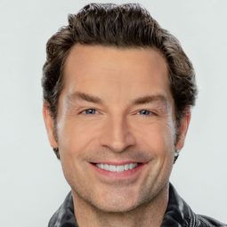 布倫南·艾略特 飾演 Ian